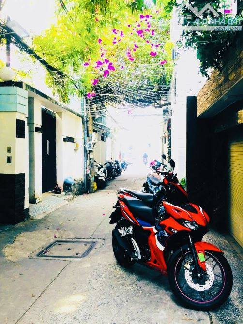 SÁT HẼM XE HƠI NGUYỄN TẤT THÀNH CÁCH CHỈ VÀI CĂN THUẬN TIỆN Ô TÔ RA  VÔ - DT 62M2 KHU DÂ