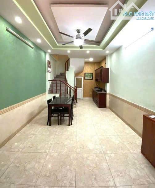 Cho thuê nhà ngõ 12 Lương Khánh Thiện, 5 tầng x 30m2, 3 ngủ, 11 Triệu