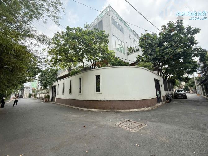 Biệt Thự Cách Mạng Tháng 8 Tân Bình 18x25m CN 430m² Hầm, 3 Tầng + Áp Mái – Giá 90 Tỷ