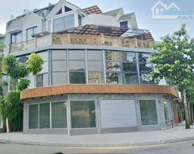 BÁN BIỆT THỰ LONG BIÊN - LÔ GÓC - THANG MÁY - KINH DOANH - VỈA HÈ ĐÁ BÓNG.