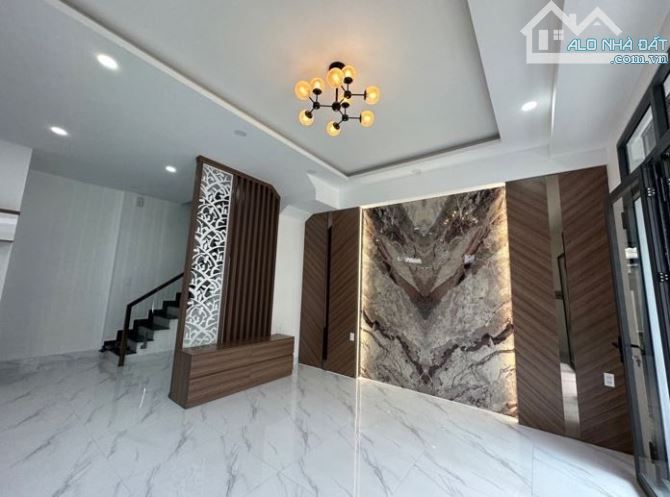 BÌNH TÂN - LÔ GÓC HAI MẶT TIỀN - KẾT CẤU 4 TẦNG BTCT - HẺM XE HƠI ĐỖ CỬA - NHÀ MỚI VÀO Ở