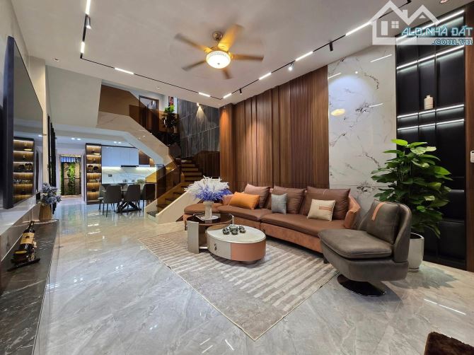 Chính chủ bán nhà Thịnh Quang, ngõ ô tô, giá rẻ, tặng 2 tỷ nội thất, 100m5T 17.5 tỷ