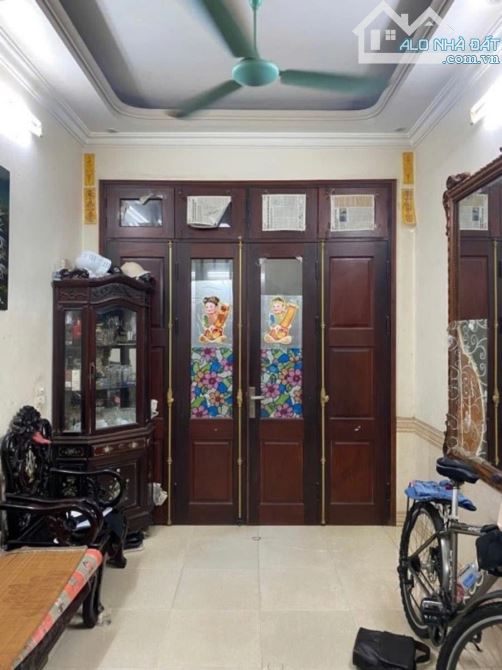 Bán nhà đẹp Hoàng Hoa Thám - Dân tự xây kiên cố, 5 tầng, ngõ thông, gần ô tô - Sổ đẹp