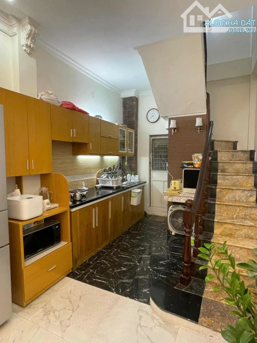 nhà phố Đặng Tiến Đông  cách hồ Hoàng Cầu hơn 100m bán nhà 30m x 4 tầng, mt 3M