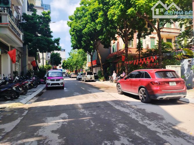 Tây Hồ OTO ĐỖ CỬA - 1 NHÀ RA MẶT PHỐ - 2 THOÁNG TRƯỚC SAU - 2 GIẾNG TRỜI - NỘI THẤT ĐẸP