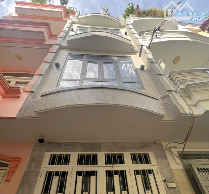 Hiếm bán! Nhà Phú Nhuận, hẻm ô tô thông, ngay Tim SG, 40m2, 3 tầng, giá cực tốt 7,7 tỷ