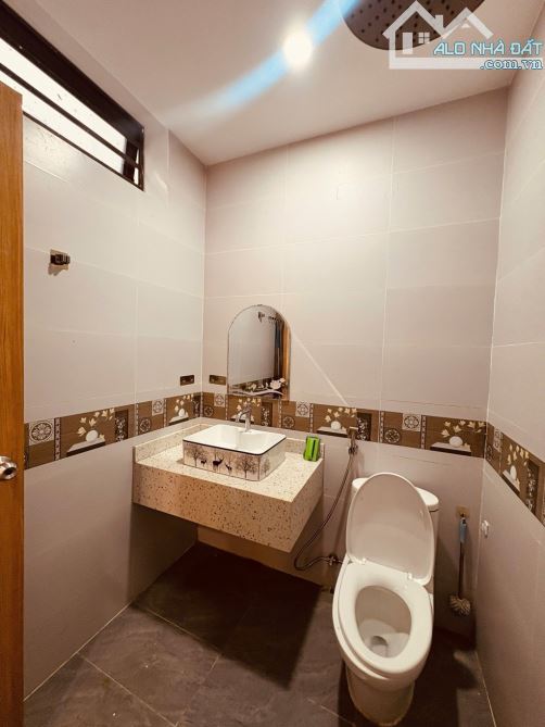 Cần bán gấp căn nhà 4 tầng mặt tiền Đường Nguyễn Thị Sáu khu vực Hòa Xuân