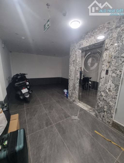 Bán Căn hộ dịch vụ Cầu Giấy. DT: 55/60m, MT: 4,2m, 7 tầng THANG MÁY. Giá: 15,6 tỷ