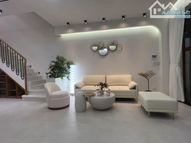 Bán nhà đẹp xây mới 3 tầng mặt tiền Lê Văn Sĩ, Hoà Minh, Liên Chiểu. DT 70m2. Giá 6.9 tỷ