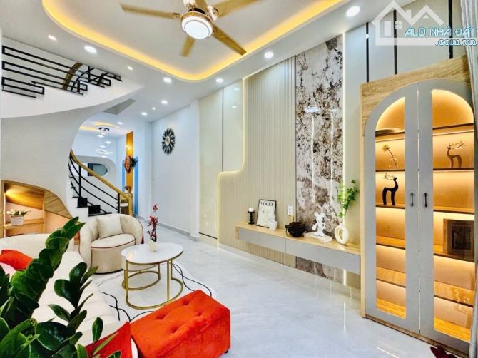 Trung Tâm P5 Phú Nhuận | 40m2 | 3 Tầng | 4 Phòng Ngủ | full nội thất | hẻm 3M thông | nhỉn