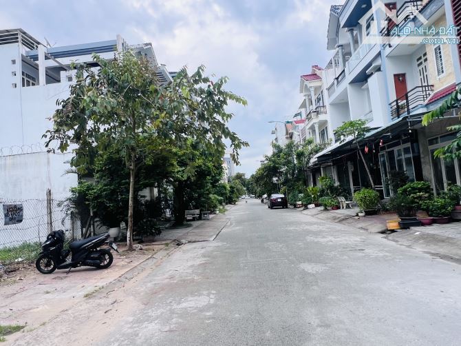 Bán nhà mới 2 lầu sân thượng đường B8 khu Hưng Phú kế siêu thị Go