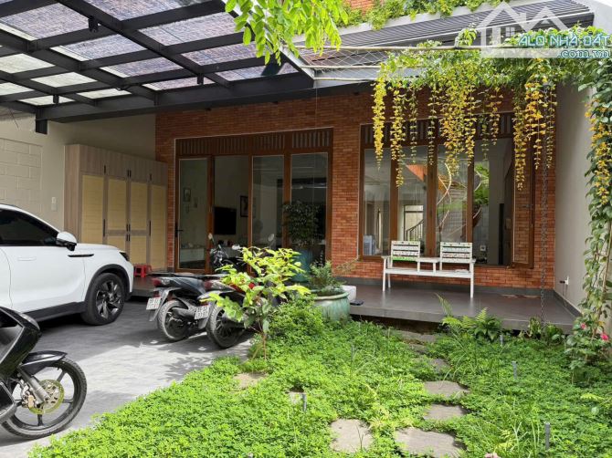 Bán căn biệt thự VIP, siêu đẹp xinh lung linh. QL 13 cũ gần Vạn Phúc, 266m2 - giá cực tốt