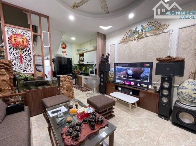 5,3 tỷ nhà đẹp Cự Khối, ô tô đỗ sát nhà, đầy đủ nội thất ở luôn, giá hiếm tại khu vực