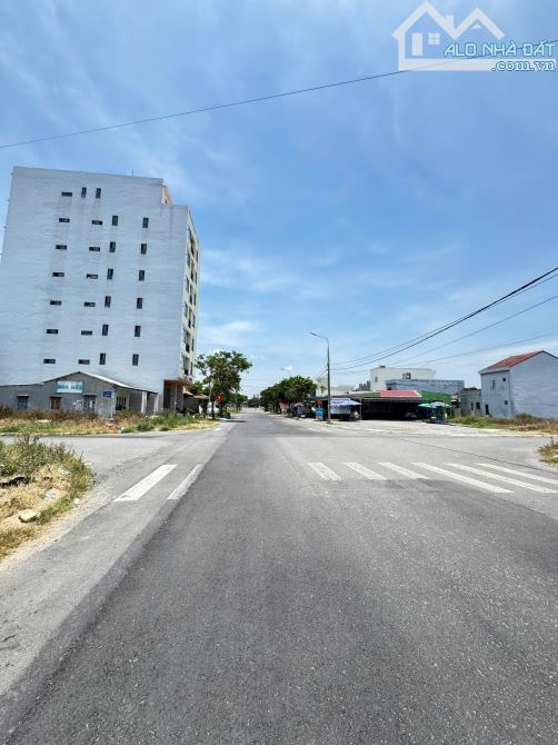 Bán 3 lô đất LK 300m mặt tiền đường Nguyễn Thần Hiến ngang 15m Khu Biển Tân Trà siêu vip