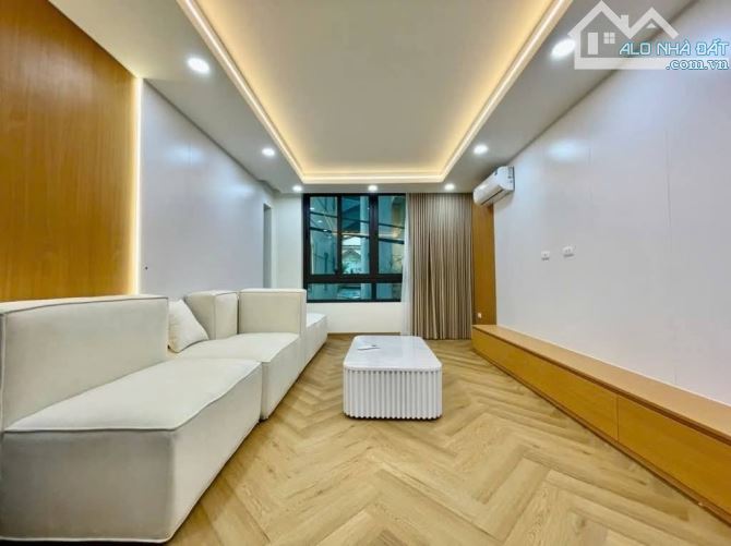 Bán nhà Xuân Đỉnh, 38m2 hơn 8 tỷ, gần CV Hoà Bình, ô tô, dân xây, full nội thất VIP, hiếm