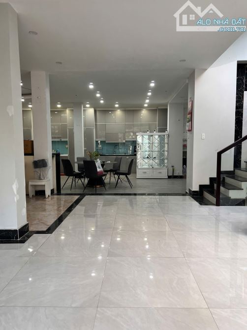 Biệt Thự Bát Nàn Ngang 15m, Có Hầm Để Xe Rộng Rãi thoáng mát, Giá Tốt Trong T
