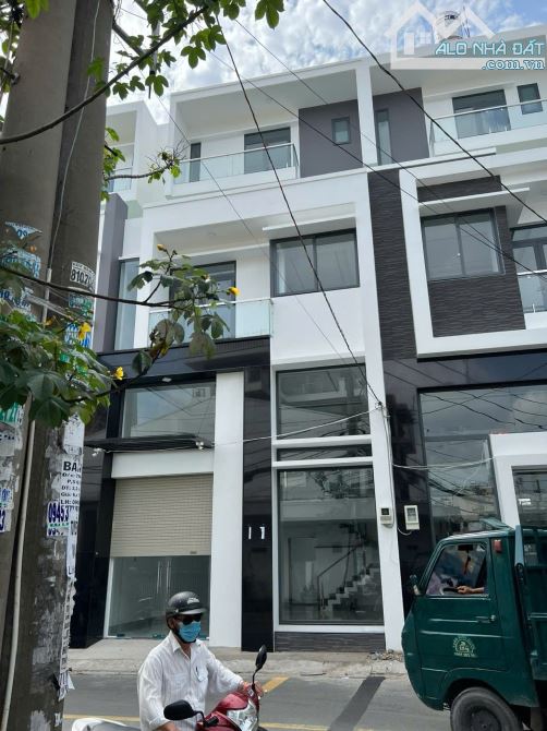 Bán CHDV đường Hoàng Việt. (6.25m x 15.5m), nhà mới 5 lầu có thang máy cho thuê 80 triệu
