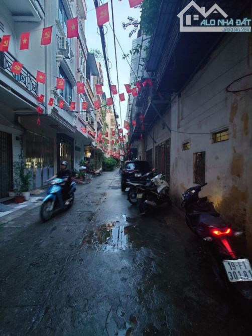 Bán nhà Phân Lô ngõ 82 Nghĩa Tân - Ngõ oto tránh -  Sổ 28m2 - Giá 10 tỷ - Nhà 4 tầng cũ.
