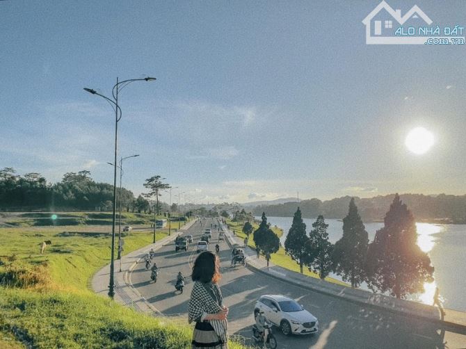 Bán 780m2 Đất Vàng Sương Nguyệt Ánh Đà Lạt 100 tỷ ngay mặt Hồ Xuân Hương, sẵn villa 2 tầng