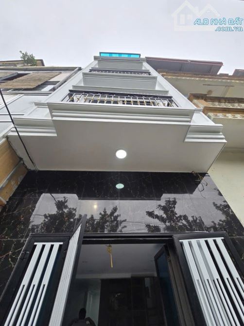 Thanh khoản gấp nhà dân xây  8 tỷ 6 42m2 5 tầng thang máy, ô tô sedan đỗ cửa, 2 thoáng