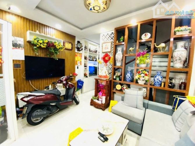Bán nhà Hẻm 4m Phan Đình Phùng - thông ra Trường Sa, 8,2x8m, 5 Tầng - 10 PN, 12,9 tỷ.