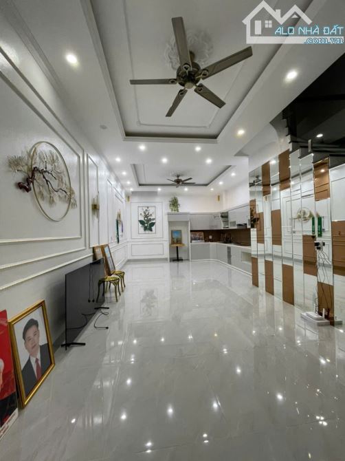 BÁN NHÀ LA KHÊ, PHÂN LÔ VỈA HÈ, DT 50M2, 5 TẦNG,THANG MÁY , GIÁ 15 TỶ.