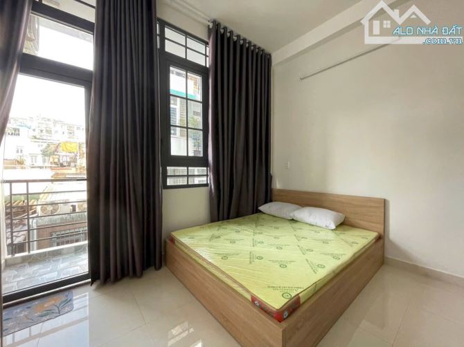 Phòng ban công quận 10 rộng 30m2 gần UEH vạn hạnh mall Huflit