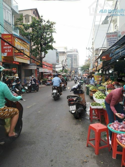 Mặt tiền Nguyễn Súy ngay cổng chợ Tân Hương. DT: 4x18m, vuông vắn, đúc 4 tấm còn mới