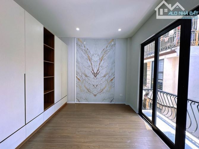 NHÀ HOÀN THIỆN MỚI ĐẸP LONG LANH THANG MÁY XỊN, PHÂN LÔ - Ô TÔ ĐỖ CỬA - NHÀ DÂN XÂY