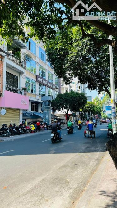 Bán gấp nhà MT Phường Bến Thành Quận 1 DT NH 6m x 30m Giá chỉ 350 triệu/m2