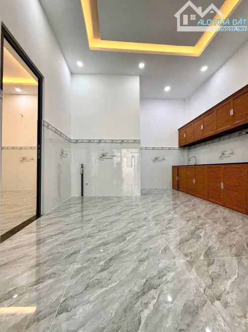Bán nhà đẹp ở ngay 80m² Ngang 7m,Hóc Môn gần Tô Ký-Trung Chánh, giá chỉ 4.3 tỷ.