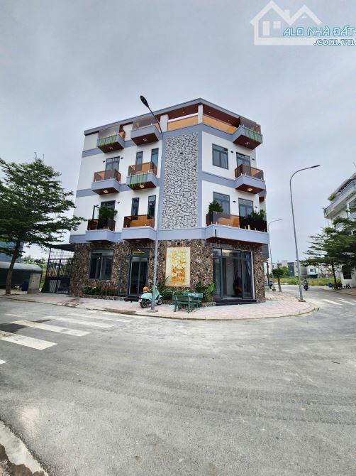 Bán căn góc mới 1T2L 5.1x16.5m, đường D8 KDC Phú Gia Huy, full nội thất