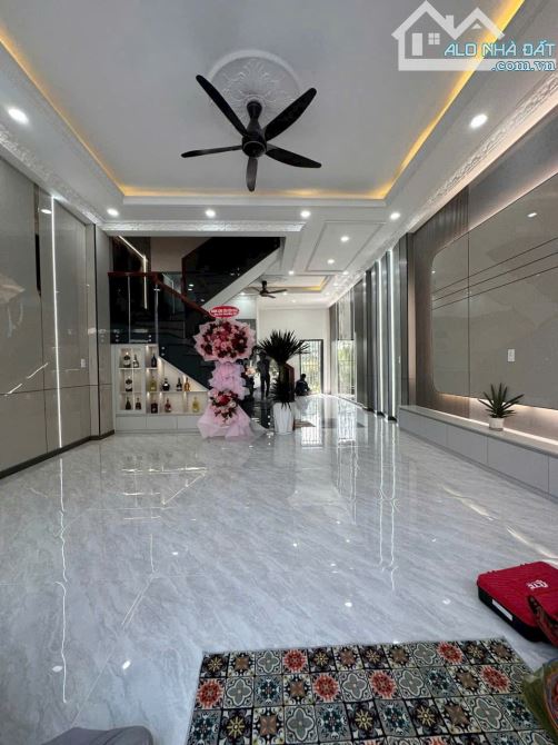 Bán nhà ĐẸP 3 Tầng,đường nhựa 12M thông tứ tung,ngay TTHC Dĩ An