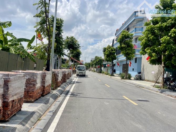 Giảm 1.5 tỷ giá đầu tư, Cự Khối, Vỉa hè 4 oto tránh dt 100m2 mt 5.8m