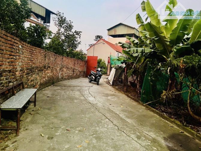 Bán đất Sen Hồ Gia Lâm 42m2 đất vuông vắng ngõ ô tô vị trí đẹp 2.7 tỷ