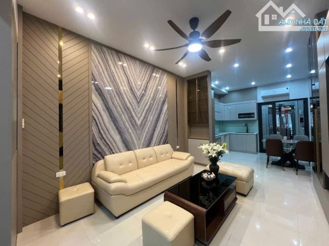 Bán nhà Xuân Đỉnh, 40m2 hơn 10 tỷ, gần CV Hoà Bình, gần ô tô, thang máy, nội thất VIP