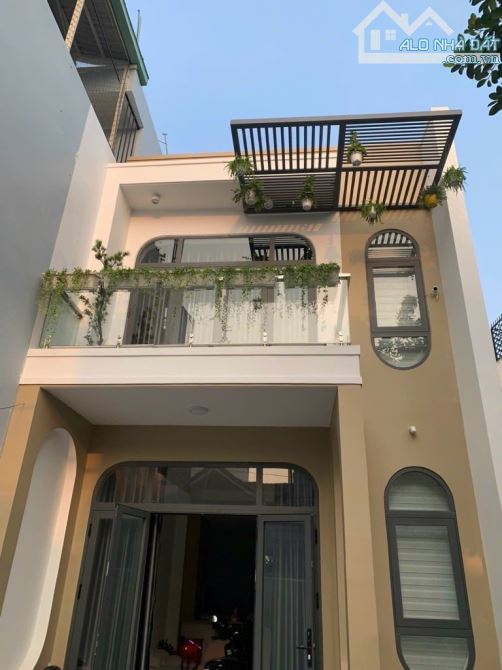 Nhà đẹp ở ngay 2 lầu đường TÂN THỚI NHẤT 2, DT 94m2 (6 x 16), hẻm 5m, gần Chợ Lạc Quang.