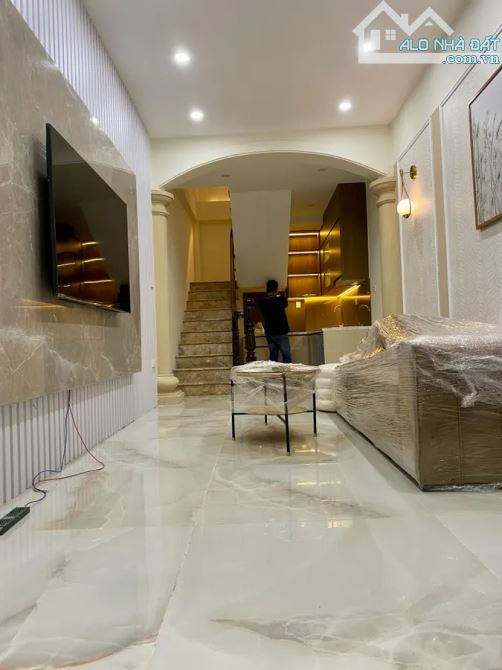 BÁN NHÀ PHỐ TRẦN QUỐC VƯỢNG – CẦU GIẤY – 28M² – 5 TẦNG – MT 2.8m – Gía 7.85 TỶ