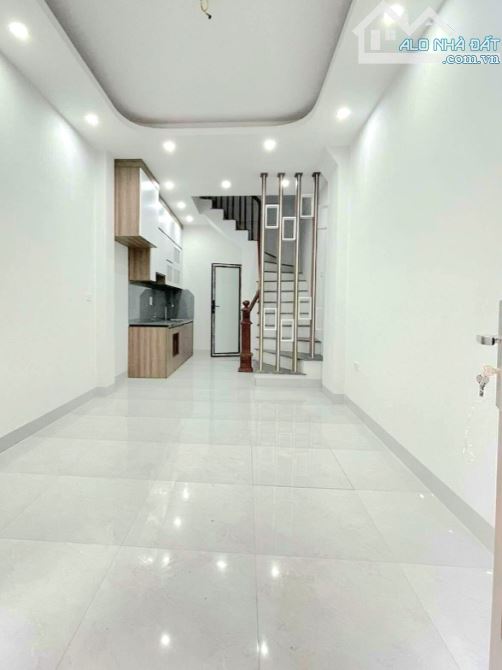 Hiếm, cần bán gấp nhà mới Nam Từ Liêm, ô tô gần, 5 tầng, 3 ngủ rộng giá chỉ 5.6 tỷ.