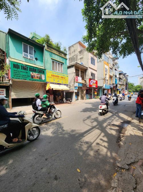 TRỤC CHÍNH ĐỐNG ĐA - NHÀ MẶT PHỐ SÁT Ô CHỢ DỪA - VỈA HÈ RỘNG - KINH DOANH SẦM UẤT
