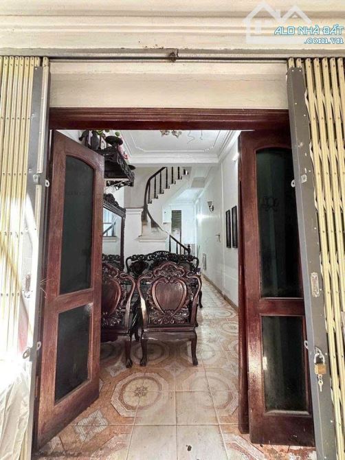 Cho thuê nhà nguyên căn ngõ 271 Đê La Thành, Đống Đa. DT 30m x 3 tầng, giá 8tr