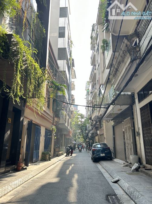 Sản phẩm HIẾM ! Chính chủ bán nhà phân lô đặc biệt phố Cát Linh 55m2 x 7 tầng thang máy.