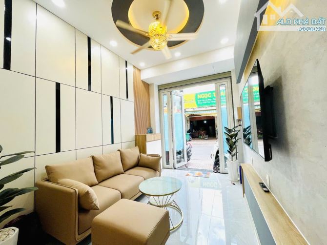 Bán nhà mặt tiền Nguyễn Trọng Tuyển, Q Phú Nhuận. Giá 5tỷ9. DT 42m2. 3PN, 3WC. Tặng NT