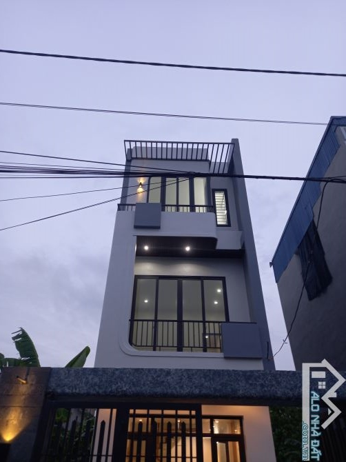 Nhà mới đẹp 3 tầng có sân cổng để ô tô