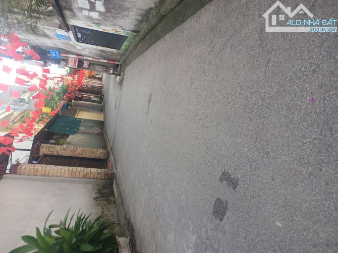 Trung tâm phố việt hưng,bán đất tặng nhà,ô tô 7 chỗ đỗ cửa