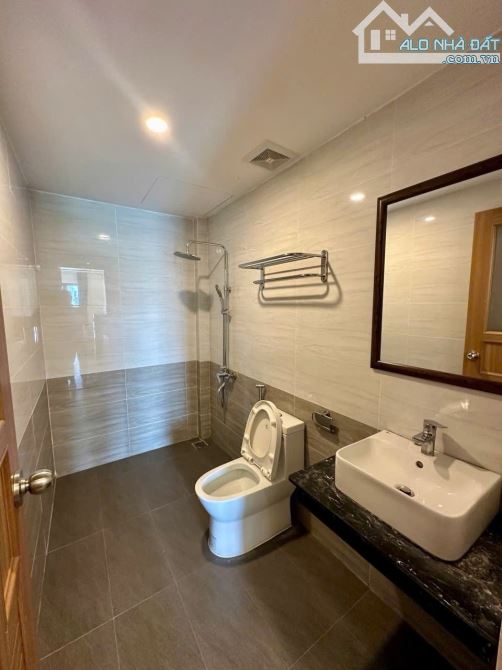BÁN TOÀ CĂN HỘ 3,5 TẦNG FPT 9 PHÒNG DÒNG TIỀN 40 TRIỆU/THÁNG GẦN BIỂN CHỈ NHỈNH 16 TỶ - 10