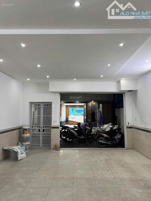 Cho thuê căn nhà phố Trung Kính lớn 66m2 x 6 tầng gần ngã tư Trung kính - Mạc Thái Tổ - 1