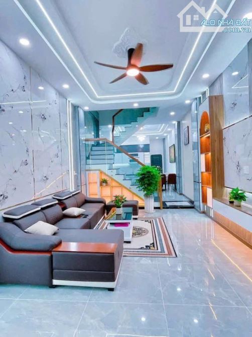 CẦN TIỀN BÁN GẤP NHÀ TRUNG TÂM TRẦN QUỐC TOẢN, Q.3 VỚI GIÁ SỐC 4 TỶ 240/ 56m2. SỔ SẴN. - 1