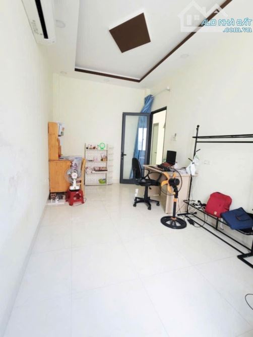 Bán nhà 3 tầng hẻm đường Lạc Long Quân ngay trung tâm gần biển - 1