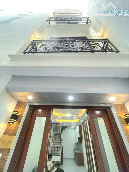 Bán nhà cạnh chợ Kẻ Vẽ - Ô tô đỗ cổng - Nhà mới 5 tầng - 35m - Sân riêng để 10 xe máy